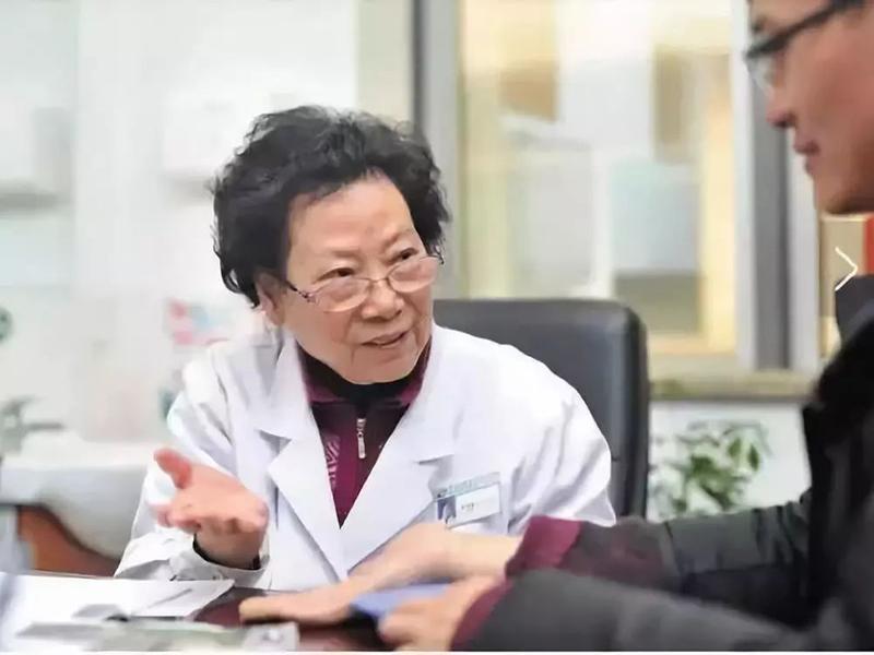 Zou Yanqin - một bác sĩ nổi tiếng của Trung Quốc ở tỉnh Giang Tô, là một chuyên gia về thận. Cha bà, giáo sư Zou Yunxiang cũng là một bác sĩ có tiếng, người sáng lập ra khoa Thận ở Trung Quốc đã quy định cho gia đình đó là không ăn uống đồ lạnh.
