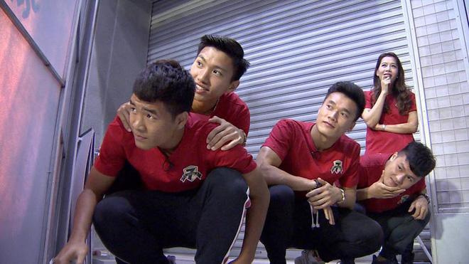 Nghẹn lòng: Vì sao vừa đăng quang, Quang Hải, Văn Hậu, Tiến Dũng nhớ đến 1 cậu bé đặc biệt? - 3