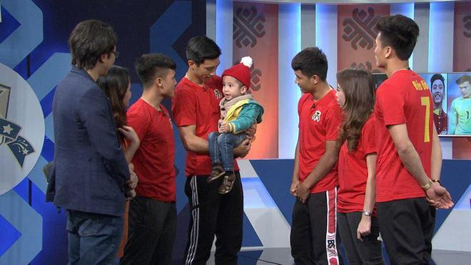 Nghẹn lòng: Vì sao vừa đăng quang, Quang Hải, Văn Hậu, Tiến Dũng nhớ đến 1 cậu bé đặc biệt? - 6