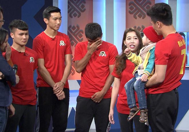 Nghẹn lòng: Vì sao vừa đăng quang, Quang Hải, Văn Hậu, Tiến Dũng nhớ đến 1 cậu bé đặc biệt? - 8