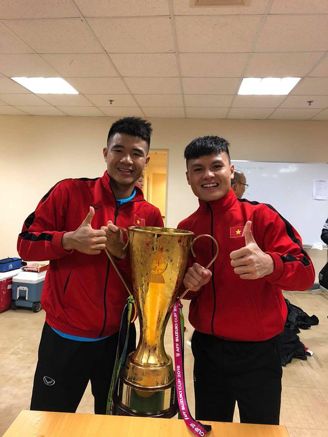 Nghẹn lòng: Vì sao vừa đăng quang, Quang Hải, Văn Hậu, Tiến Dũng nhớ đến 1 cậu bé đặc biệt? - 10