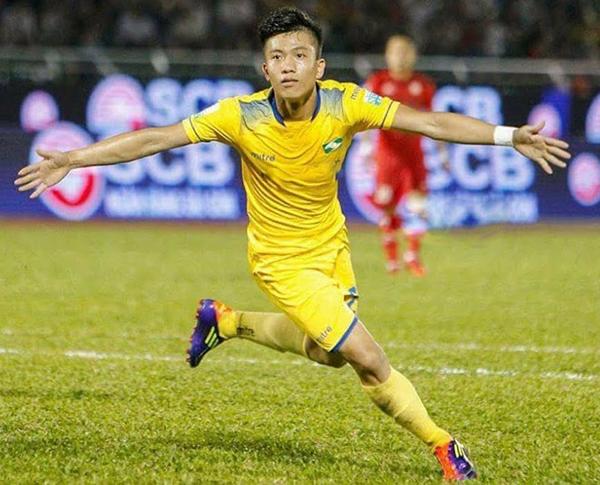 Đôi giày cũ rích, rách tươm cũng không thể cản chân Phan Văn Đức ghi bàn ở AFF Cup - 3