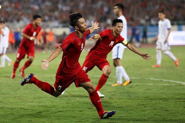 Đôi giày cũ rích, rách tươm cũng không thể cản chân Phan Văn Đức ghi bàn ở AFF Cup - 2
