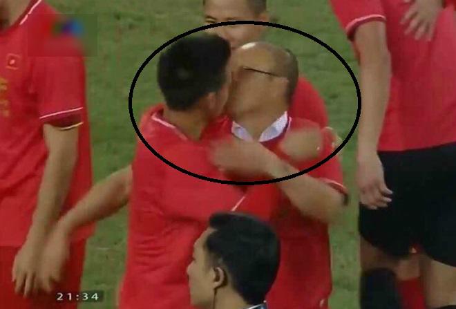 HLV Park Hang-seo có hành động bất ngờ với Văn Quyết, dân mạng rần rần thả tim - 1