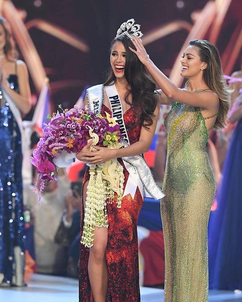 Chung kết cuộc thi Miss Universe 2018 vừa kết thúc và tìm ra được chủ nhân của chiếc vương miện, đó là Catriona Gray đến từ Philippines. Khoảnh khắc hoa hậu Miss Universe 2018 vui sướng nhận chiếc vương miện.
