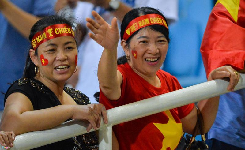 Mẹ của chàng đội trưởng U23 Lương Xuân Trường cùng mẹ Duy Mạnh trên khán đài. Mẹ Xuân Trường là bà Nguyễn Thị Sơn, sống tại Tuyên Quang.
