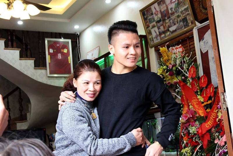 Bà Dương Thị Cúc – mẹ cầu thủ mang áo số 19 Quang Hải. Chính bà là người đầu tiên dẫn dắt anh theo nghiệp bóng.
