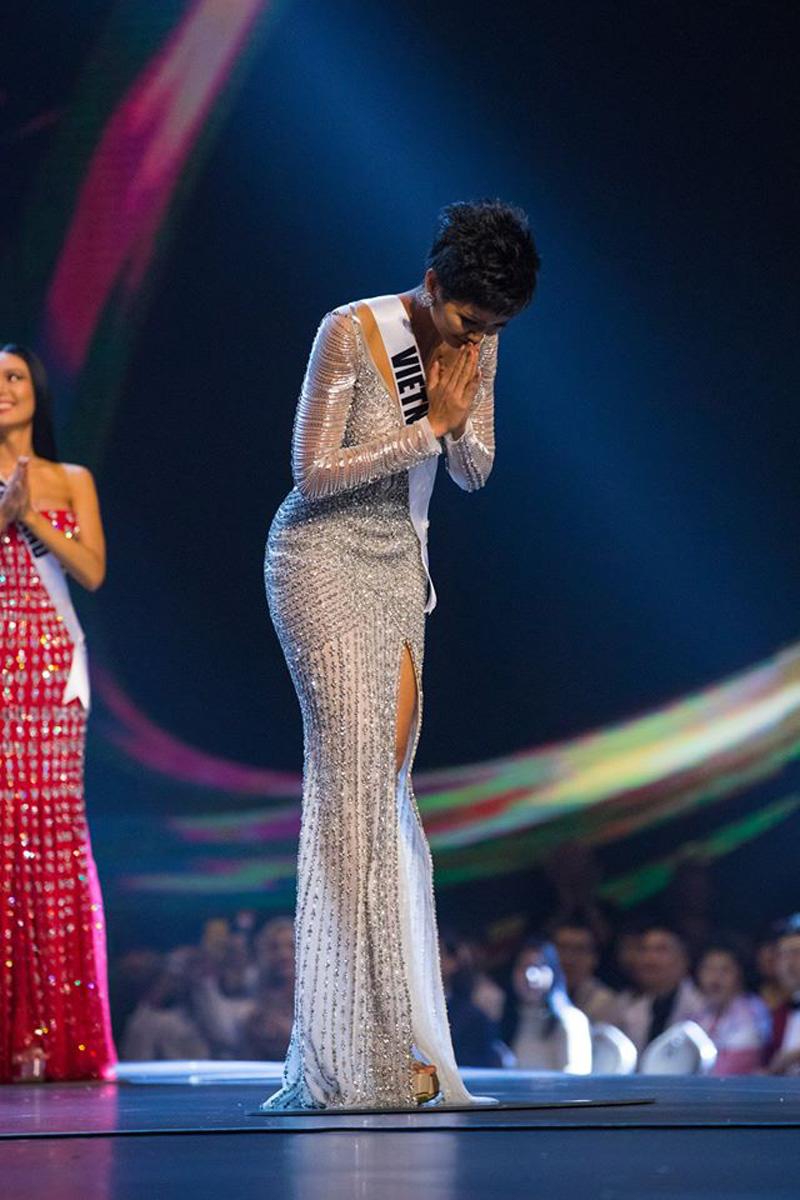 Khoảnh khắc cô cúi gập người chào cảm ơn đầy trân trọng đến toàn thể người hâm mộ khi được bước vào Top 5 Miss Universe 2018. 
