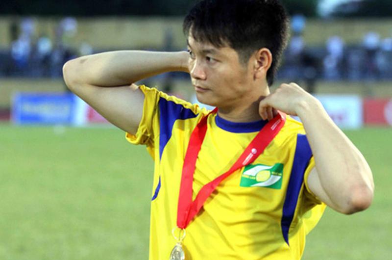 Cuối năm 2012, Văn Quyến chuyển sang Ninh Bình với mức lương khoảng 30 triệu đồng/tháng. Anh ghi 3 bàn ở Cúp Quốc gia giúp Ninh Bình vô địch và giải nghệ sau khi câu lạc bộ Ninh Bình giải thể.
