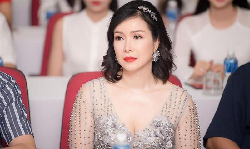 Bùi Bích Phương tốt nghiệp thủ khoa Thạc sĩ tại Hàn Quốc năm 1999. Hiện, cô là doanh nhân. Bùi Bích Phương kết hôn với tiến sĩ Vũ Thiệu Giang năm 2000.

