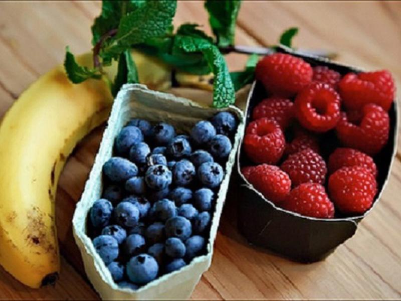Tiêu thụ các loại quả mọng như việt quất, mâm xôi thường xuyên sẽ giúp tăng cường trí nhớ, kiểm soát huyết áp và trao đổi chất, đặc biệt nếu bạn ăn khi đói bụng. 

