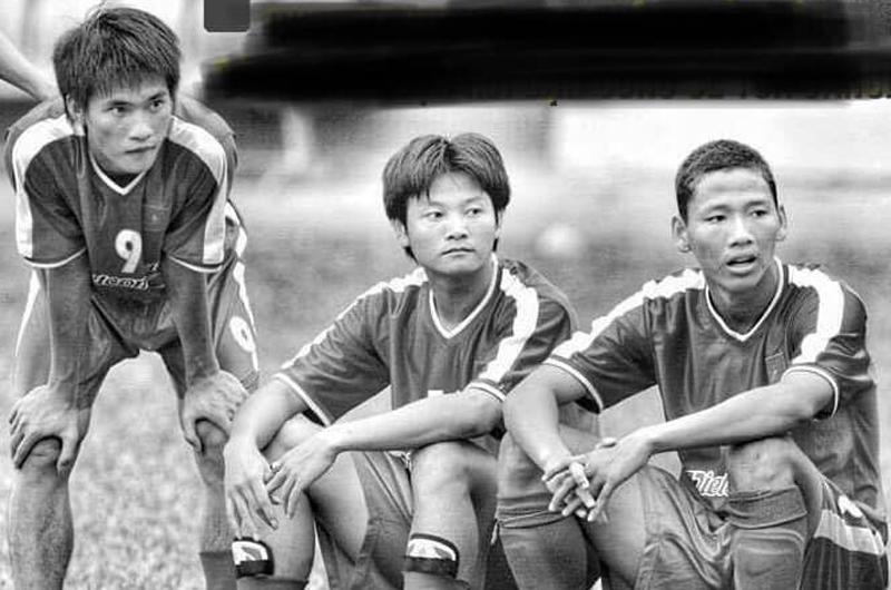 Hơn 10 năm trước, Công Vinh – Văn Quyến – Anh Đức đã cùng nhau chụp chung một tấm ảnh để rồi đến hiện tại, khi Việt Nam vô địch AFF Cup 2018 người hâm mộ mới đoán và biết được hết số phận của từng người.
