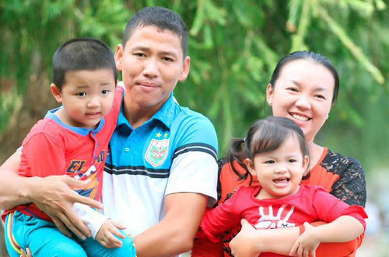 Anh Đức năm nay 33 tuổi, là cầu thủ lớn tuổi nhất trong đội tuyển Việt Nam đá giải AFF Cup 2018. Đặc biệt anh đã có vợ và 2 con.
