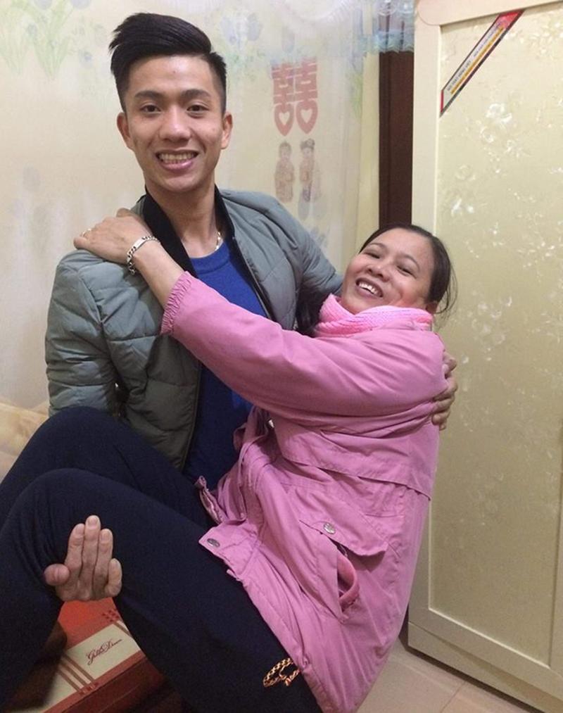 Hình ảnh ấm áp của Phan Văn Đức và mẹ - Vũ Thị Hiền. Với chuyện tình cảm của con trai, bà ngăn cản nhưng luôn dặn dò kỹ và thường xuyên tâm sự với con trai.

