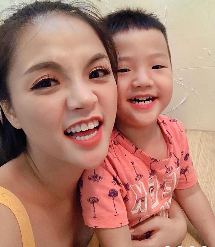 5 ba me don than xinh dep, boc lua xung danh "gai mot con trong mon con mat" - 4