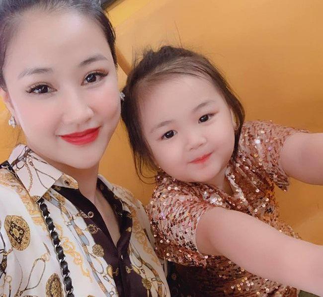 5 ba me don than xinh dep, boc lua xung danh "gai mot con trong mon con mat" - 1