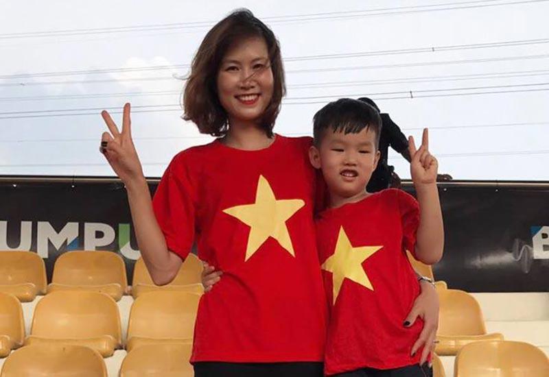 Không lâu sau đó, nữ hoa khôi làng bóng đá Việt Nam lên xe hoa cùng chú rể Nguyễn Hoàng Phương và gác lại sự nghiệp ở độ tuổi 26.
