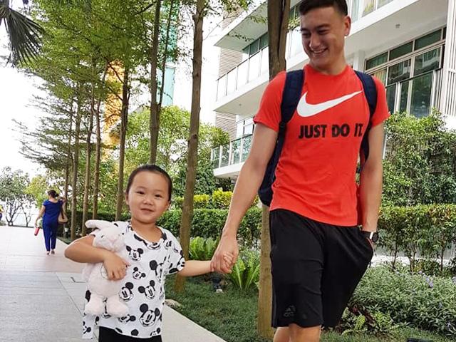 Cháu gái 6 tuổi cực dễ thương của thủ thành Đặng Văn Lâm, danh tính mẹ bé cũng không vừa