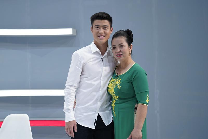 Mẹ của trung vệ Đỗ Duy Mạnh từng xuất hiện trên truyền hình cùng con trai trong chương trình "Là vợ phải thế" và có nhiều tâm sự xúc động. Bà là Bà Lê Thị Lan, đang sống cùng gia đình ở Đông Anh, Hà Nội.
