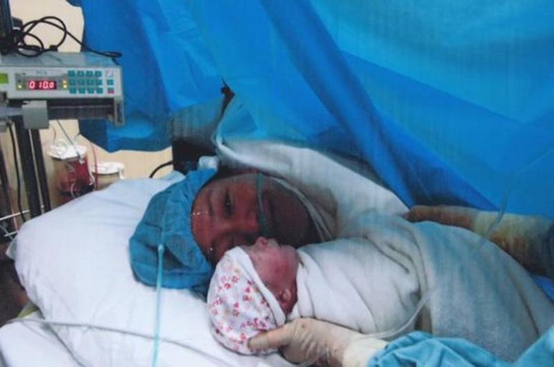 Lan Phương phải sinh mổ do bé nằm ngôi ngược. Con gái đầu lòng của hai vợ chồng chào đời khỏe mạnh, nặng 3,3kg. 
