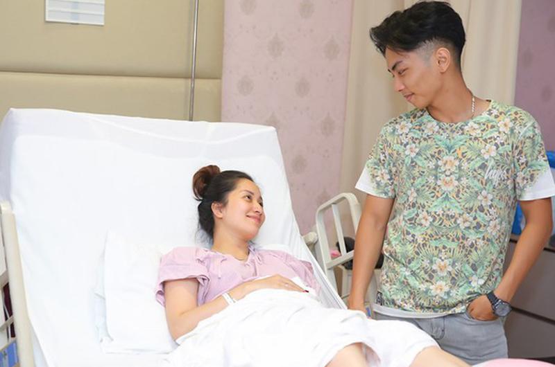 Tối ngày 12/6, Khánh Thi vỡ ối và được ông xã Phan Hiển đưa đến một bệnh viện quốc tế tại TP.HCM. 9h ngày 13/6, chị hạ sinh bé gái nặng 2,2 kg bằng phương pháp sinh mổ. 
