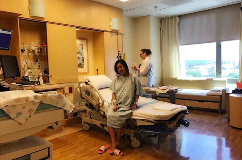 Không chọn sinh con tại những bệnh viện sang chảnh hàng đầu Việt Nam với giá đắt đỏ, Vy Oanh lặn lội sang tận Mỹ để sinh con thứ 2. Những hình ảnh phòng sinh riêng tư hiện đại, sang chảnh của Vy Oanh từng khiến nhiều người ngưỡng mộ. 
