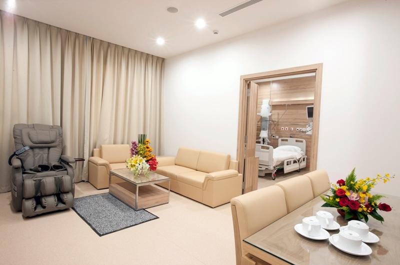 Căn phòng Presidential Suite mà vợ chồng Hà Anh lựa chọn để đón công chúa đầu lòng có giá hơn 1.000 USD/đêm nghỉ với đội ngũ y tá và bác sĩ túc trực 24/24.
