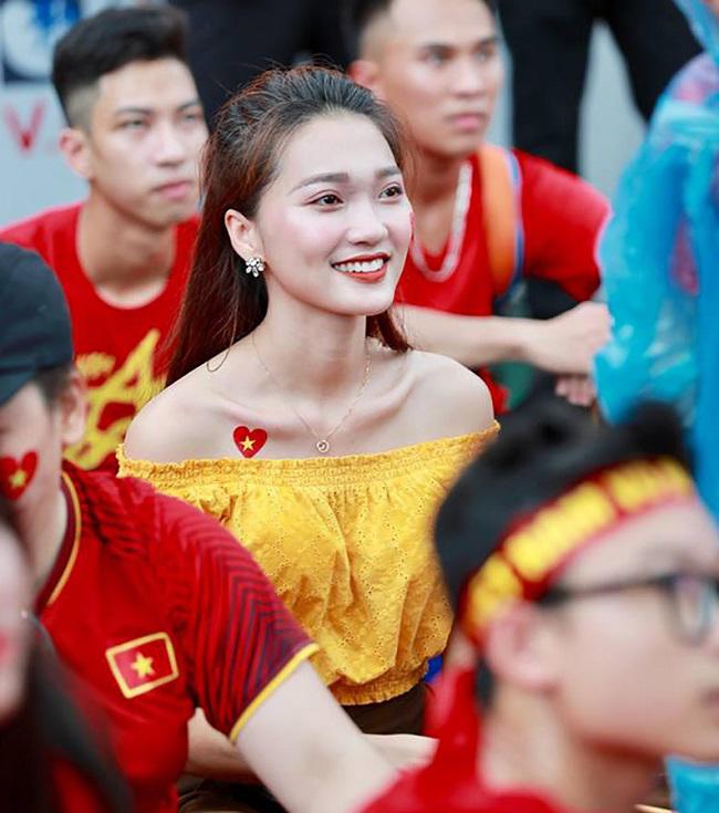 Bạn gái Quang Hải, Huy Hùng, Phan Văn Đức siêu amp;#34;hotamp;#34; với áo tắm - 19