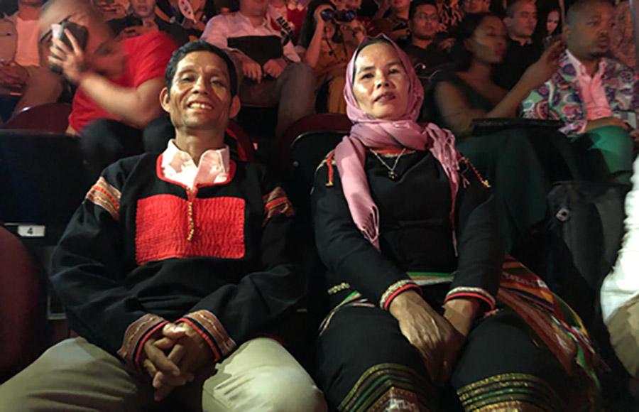 Cảm xúc của bố mẹ H’Hen Niê khi con gái lọt Top 5 Hoa hậu Hoàn vũ Thế giới 2018 - 1