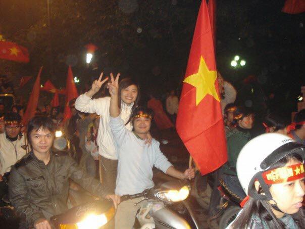 Bức ảnh truyền cảm hứng amp;#34;nghìn likeamp;#34;: 10 năm bên nhau, 2 chiếc cúp AFF và quân số thêm 3 - 2