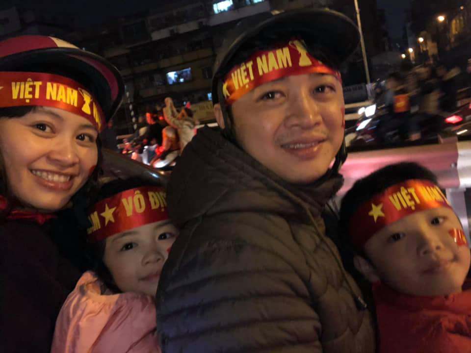 Bức ảnh truyền cảm hứng amp;#34;nghìn likeamp;#34;: 10 năm bên nhau, 2 chiếc cúp AFF và quân số thêm 3 - 7