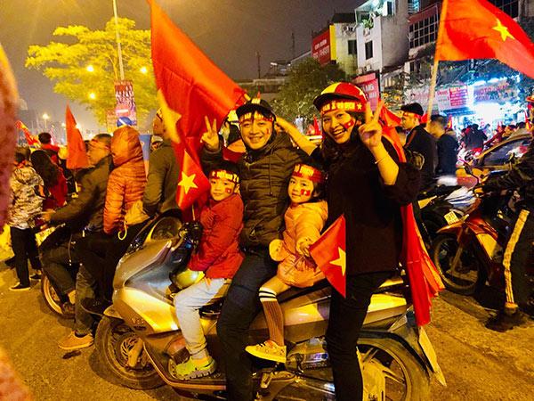 Bức ảnh truyền cảm hứng amp;#34;nghìn likeamp;#34;: 10 năm bên nhau, 2 chiếc cúp AFF và quân số thêm 3 - 3