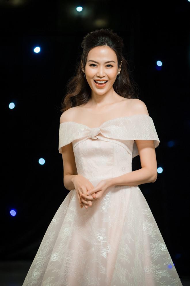 Hoa hậu Thu Thủy đầy gợi cảm, khoe đường cong nóng bỏng tại sự kiện - 2