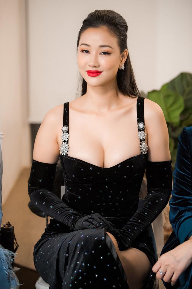 Hoa hậu Thu Thủy đầy gợi cảm, khoe đường cong nóng bỏng tại sự kiện - 11