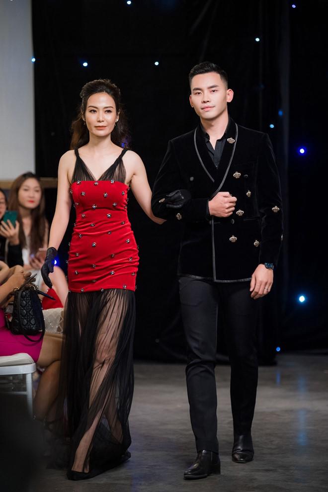 Hoa hậu Thu Thủy đầy gợi cảm, khoe đường cong nóng bỏng tại sự kiện - 1