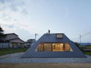 Nhà đẹp - Ngôi nhà có mái sát đất, nhìn thì dị nhưng bước vào trong ai cũng ngỡ ngàng