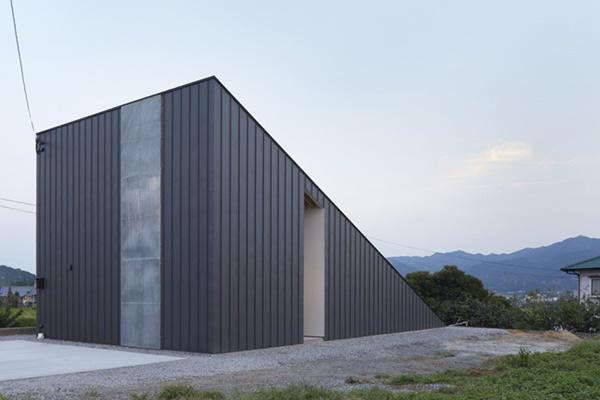 ngoi nhà có mái sát dát, nhin thi di nhung buoc vao trong ai cung ngõ ngàng - 13