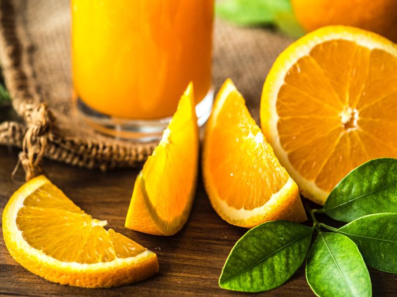 Uống nước ép của 2-4 quả cam mỗi ngày khi bụng đói sẽ giúp làm giảm mức cholesterol xấu, ngăn ngừa và hỗ trợ điều trị sỏi thận. Đồng thời nó còn làm giảm nguy cơ ung thư ruột già.
