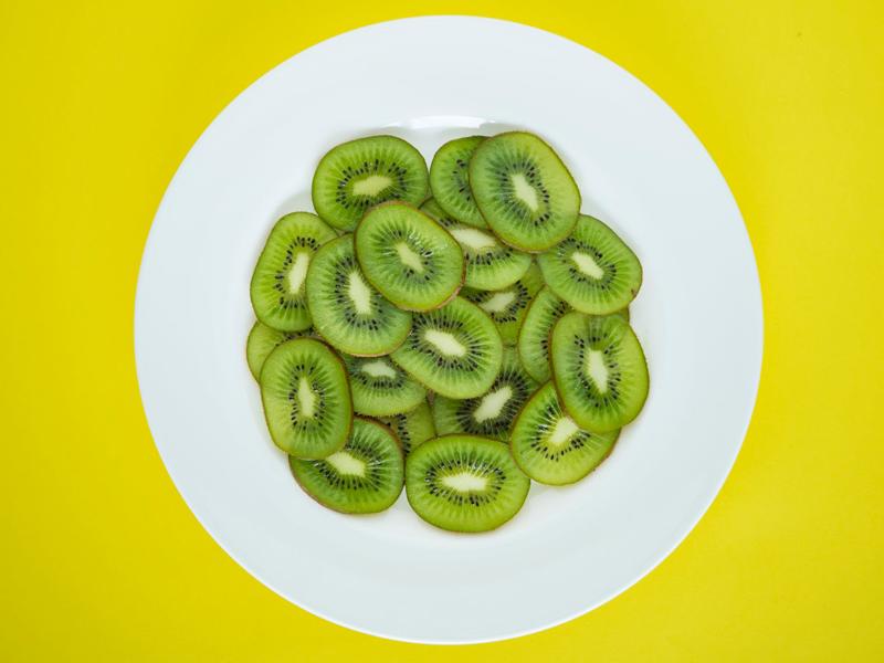 Quả kiwi giàu kali, magie, vitamin E và chất xơ, đặc biệt, hàm lượng vitamin C của kiwi còn cao gấp đôi so với cam. Loại quả này bạn nên ăn vào lúc bụng rỗng sẽ giúp cơ thể dễ hấp thu chất dinh dưỡng hơn khi ăn vào lúc no.


