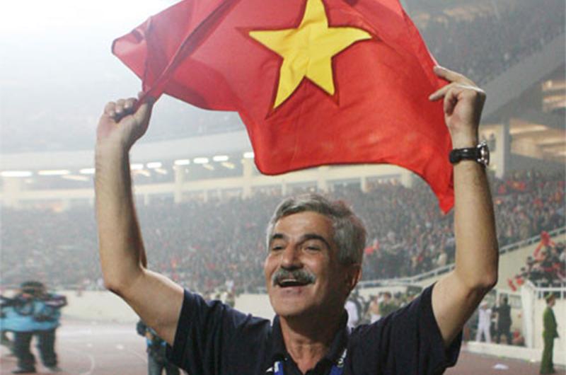 Thành tích cao nhất của ông với đội tuyển bóng đá quốc gia Việt Nam là chức vô địch Giải vô địch bóng đá Đông Nam Á (AFF Cup) năm 2008, khi chiến thắng Thái Lan tại trận chung kết.

