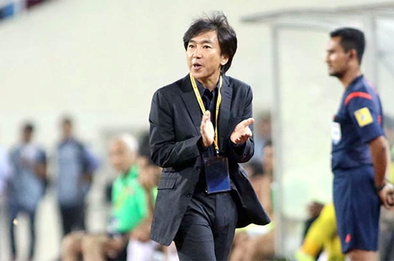 Ngày 8/5/2014, Miura Toshiya trở thành huấn luyện viên trưởng đội tuyển bóng đá Việt Nam, đồng thời là huấn luyện viên trưởng đội tuyển Olympic Việt Nam. Mức lương ông nhận được là 10.000 USD với thời hạn hợp đồng đến ngày 3 tháng 4 năm 2016.
