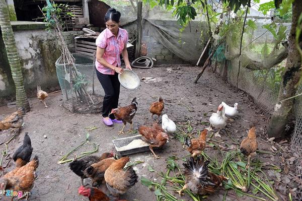 Con là cầu thủ nổi tiếng, người mẹ bị dân mạng phát hiện: đi xe ôm, mặc mãi một áo - 2