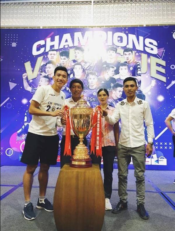 Con là cầu thủ nổi tiếng, người mẹ bị dân mạng phát hiện: đi xe ôm, mặc mãi một áo - 3