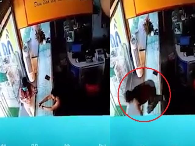 Chủ tiệm vàng nhảy qua tủ kính, tóm gọn nữ quái mua vàng mà... quên không trả tiền