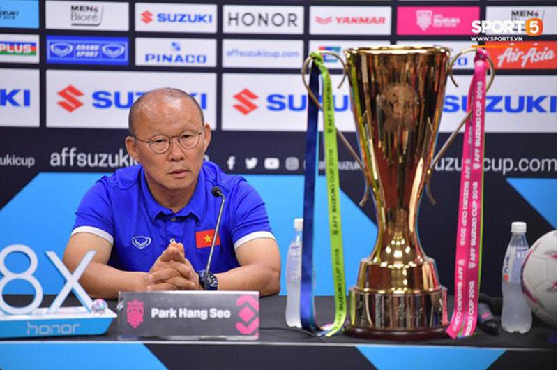 Ông chính thức ra mắt vai trò huấn luyện viên trưởng của đội tuyển bóng đá nam và U23 Việt Nam từ ngày 11 tháng 10 năm 2017. Đây cũng là đội bóng quốc tế đầu tiên mà ông giữ chức huấn luyện viên trưởng.
