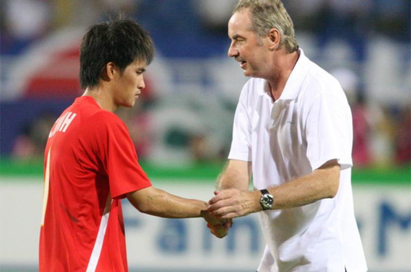 Tổng cộng Alfred Riedl đã 3 lần dẫn dắt các đội tuyển Việt Nam và là huấn luyện viên trưởng đội tuyển đạt nhiều danh hiệu nhất trong lịch sử bóng đá Việt Nam.
