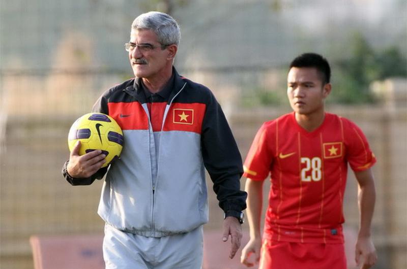 Ông từng trở thành HLV trưởng đội tuyển Việt Nam từ tháng 8/2002 - 12/2002, ông Calisto đã giúp đội tuyển giành Huy Chương đồng Tiger Cup (nay là AFF Cup) 2002.
