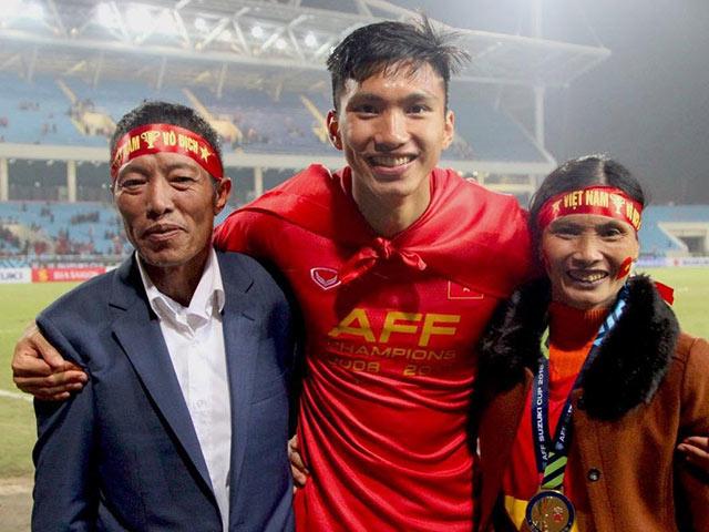 Con là cầu thủ nổi tiếng, người mẹ bị dân mạng phát hiện: đi xe ôm, mặc mãi một áo