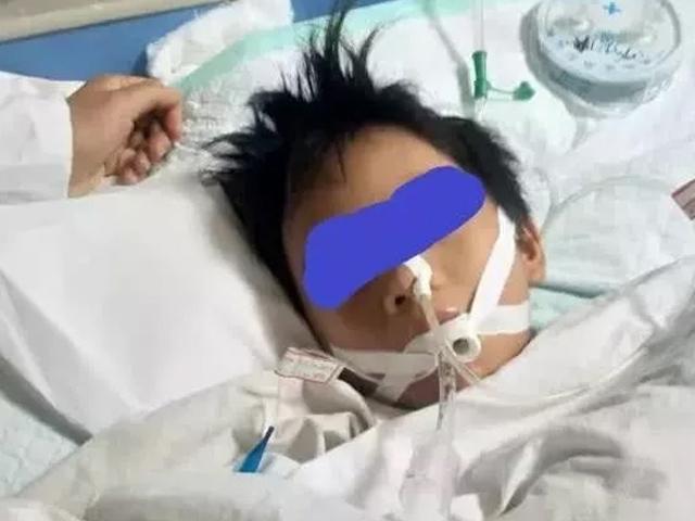 Cậu bé 10 tuổi ngừng tim, nguy cơ sống thực vật vì loại đồ uống vạn lần trẻ nên tránh