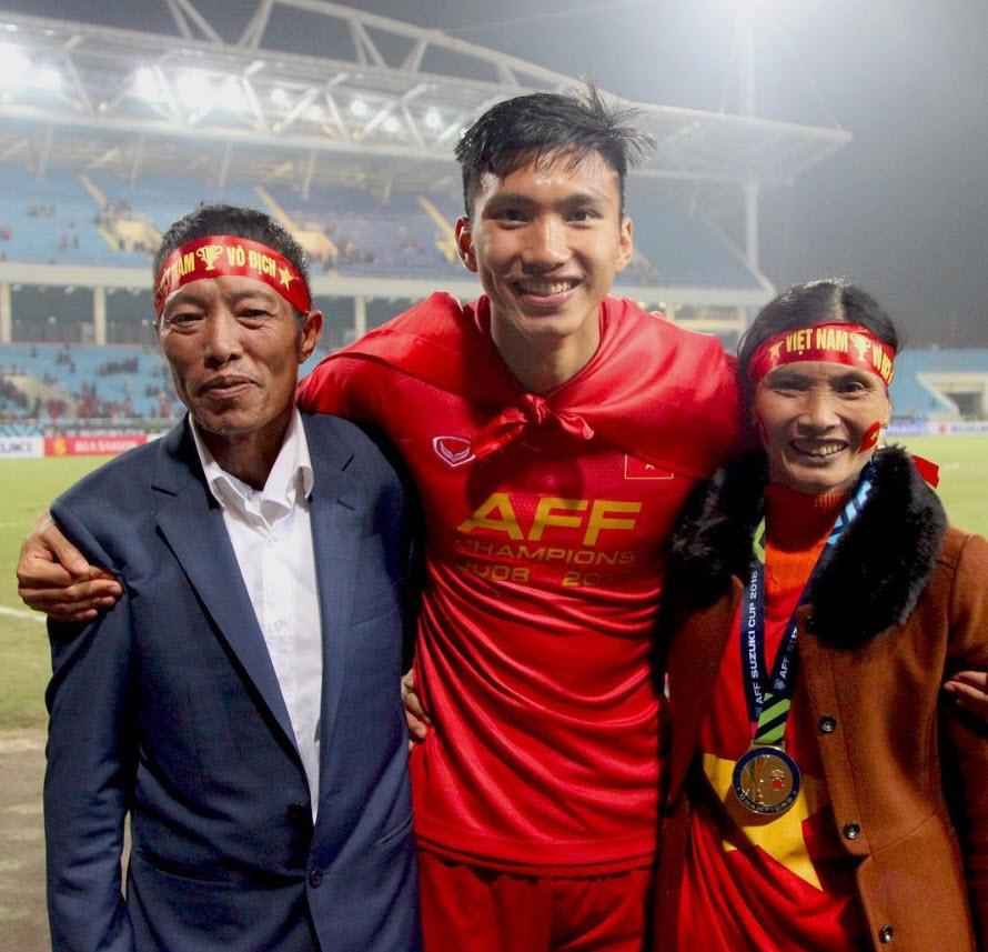 Con là cầu thủ nổi tiếng, người mẹ bị dân mạng phát hiện: đi xe ôm, mặc mãi một áo - 5